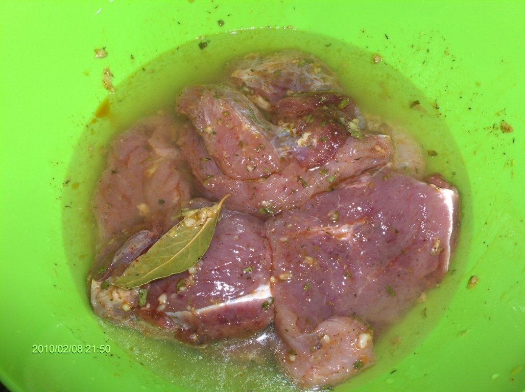 Muschi de porc la cuptor in sos de portocale si vin(reteta proprie)