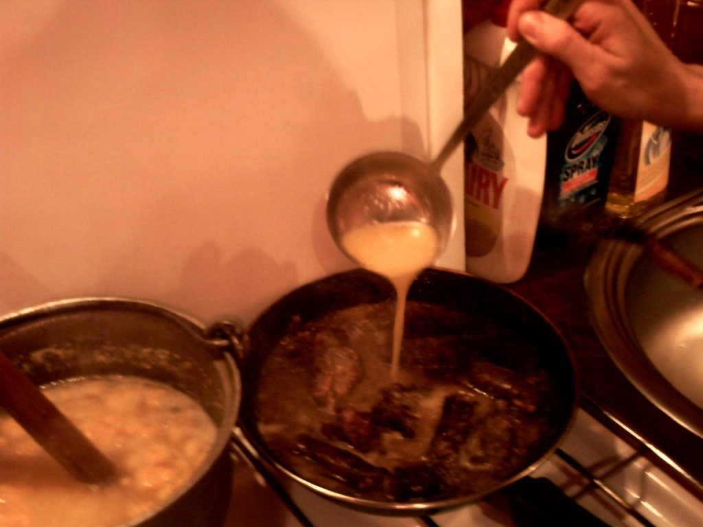 Mamaliga cu caltabos, carnat si costita de porc