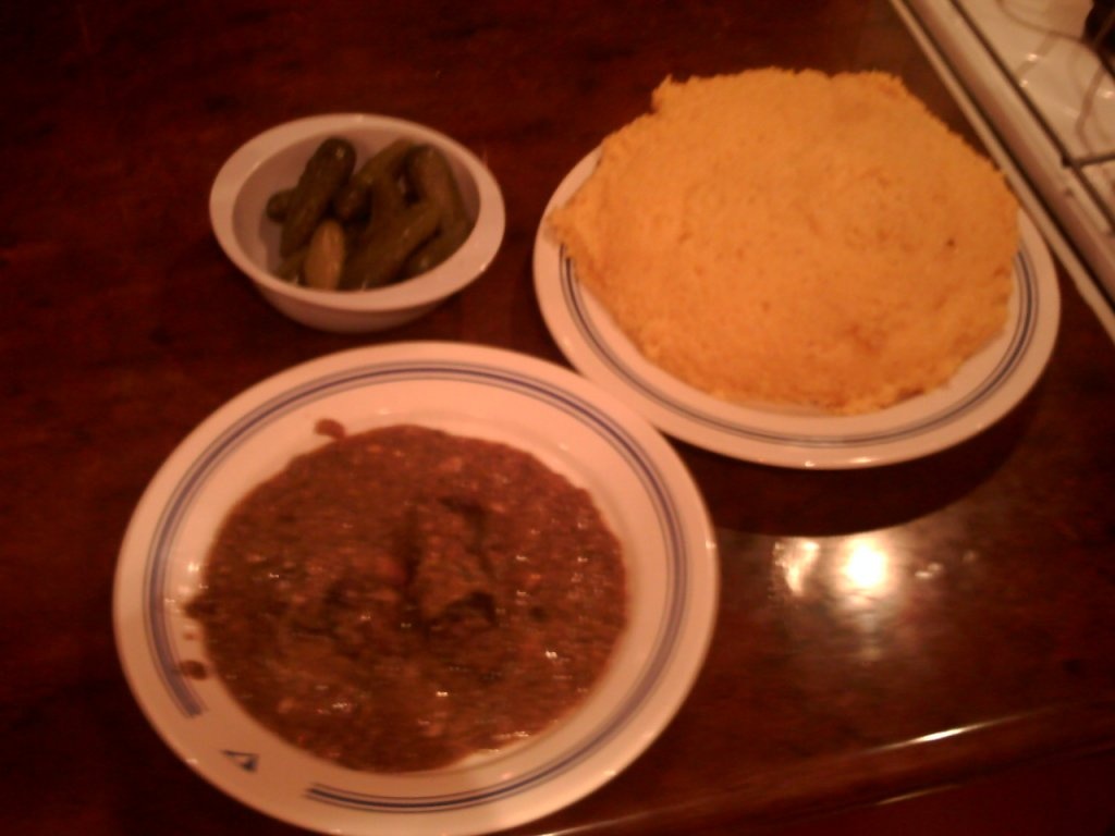 Mamaliga cu caltabos, carnat si costita de porc