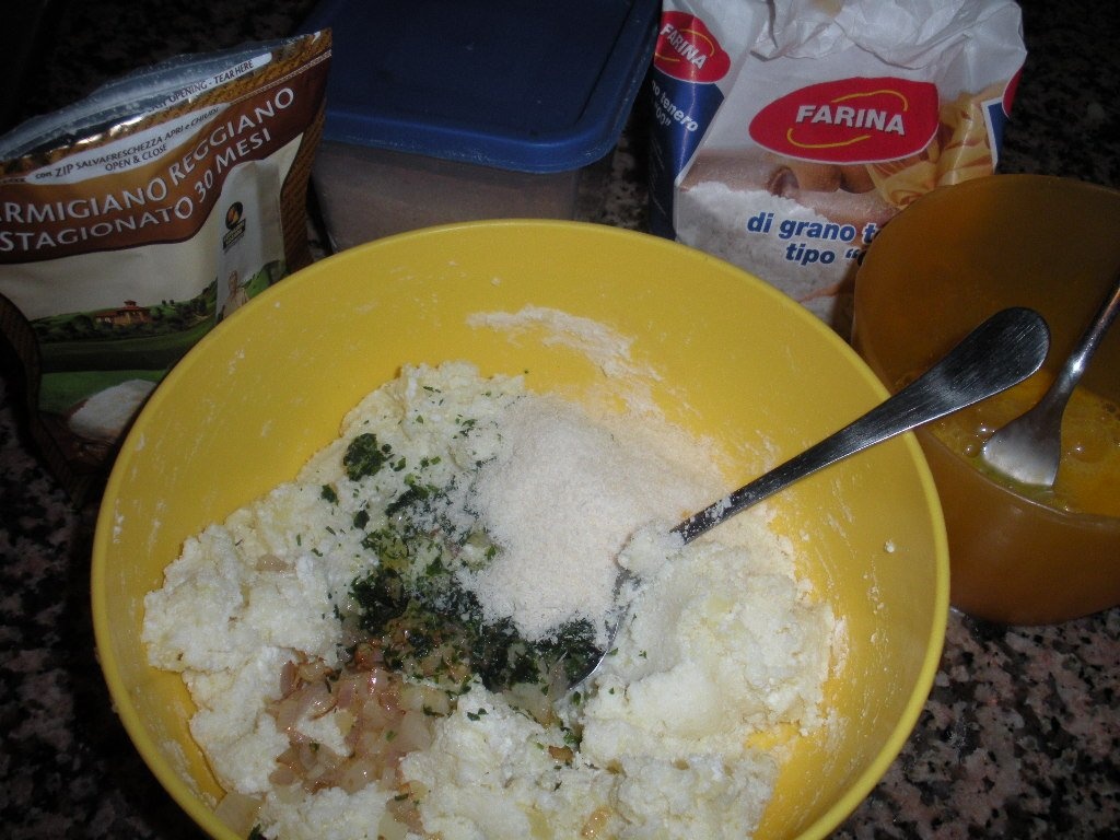 Chiftele cu cartofi si branza dulce