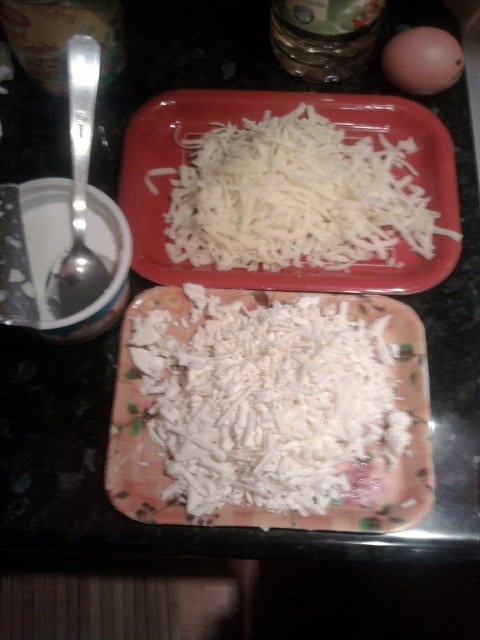 Musaca de cartofi cu carne de curcan, ciuperci si branzeturi