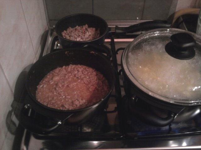 Musaca de cartofi cu carne de curcan, ciuperci si branzeturi