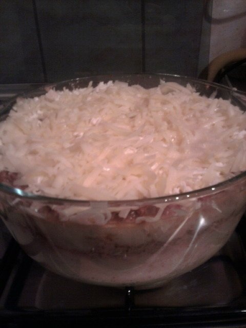 Musaca de cartofi cu carne de curcan, ciuperci si branzeturi