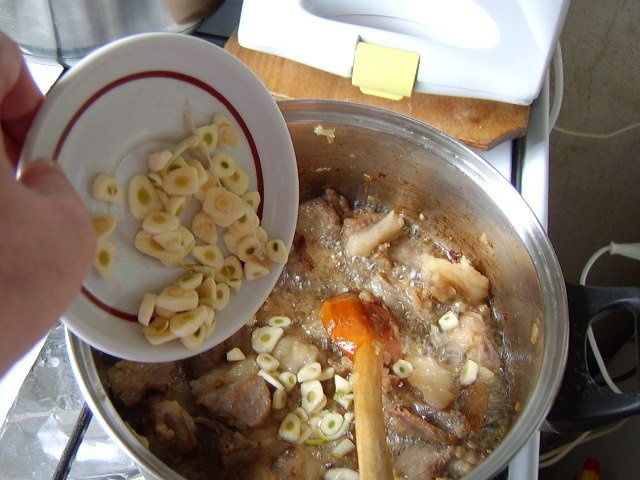 Mancare de castraveti murati cu carne de porc