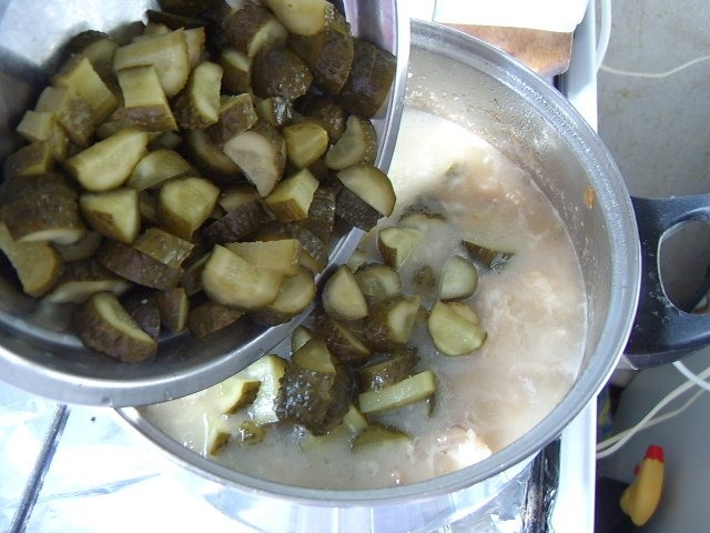 Mancare de castraveti murati cu carne de porc