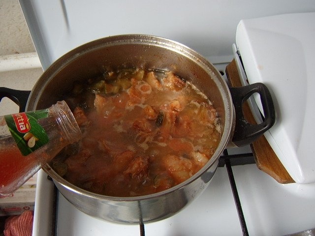 Mancare de castraveti murati cu carne de porc