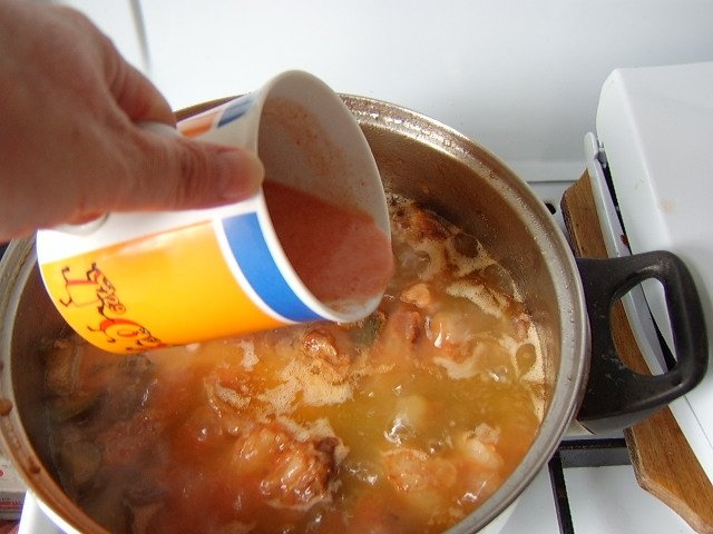 Mancare de castraveti murati cu carne de porc