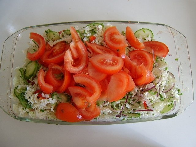 Salata cu telemea de vaca taiata cubulete