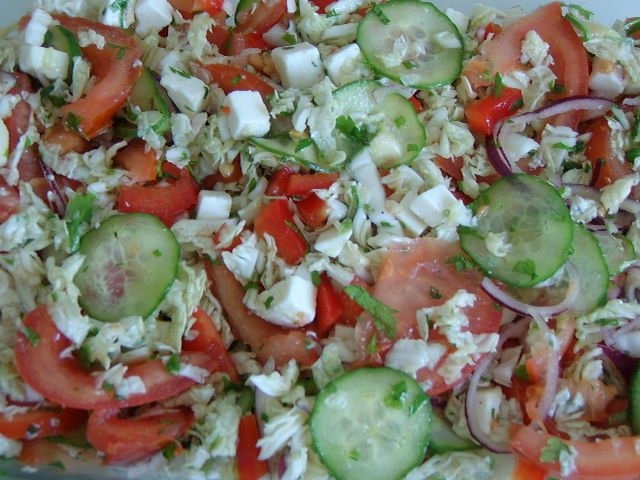 Salata cu telemea de vaca taiata cubulete