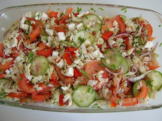 Salata cu telemea de vaca taiata cubulete