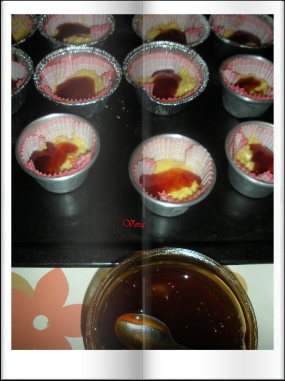 Muffins cu ciocolata alba si gem