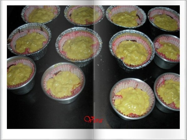 Muffins cu ciocolata alba si gem