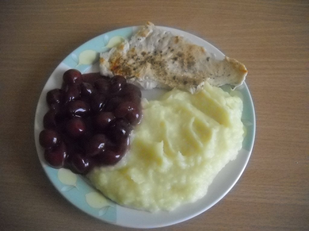 Gratar cu piure de cartofi si sos de visine