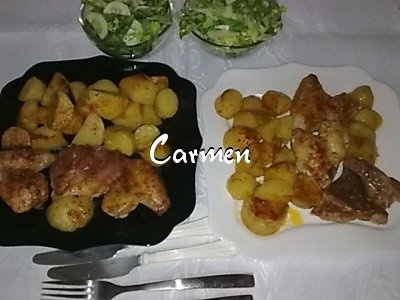 Aripioare de pui,pulpa de porc condimentate cu garnitura de cartofi la tava