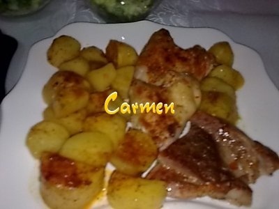 Aripioare de pui,pulpa de porc condimentate cu garnitura de cartofi la tava