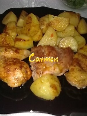 Aripioare de pui,pulpa de porc condimentate cu garnitura de cartofi la tava