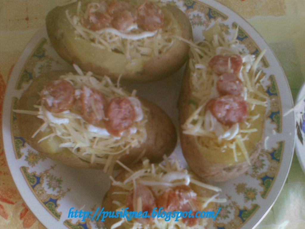 Cartofi umpluti cu carnaciori