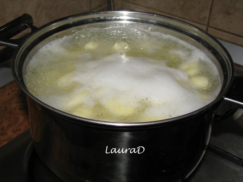 Gnocchi cu broccoli si branza albastra