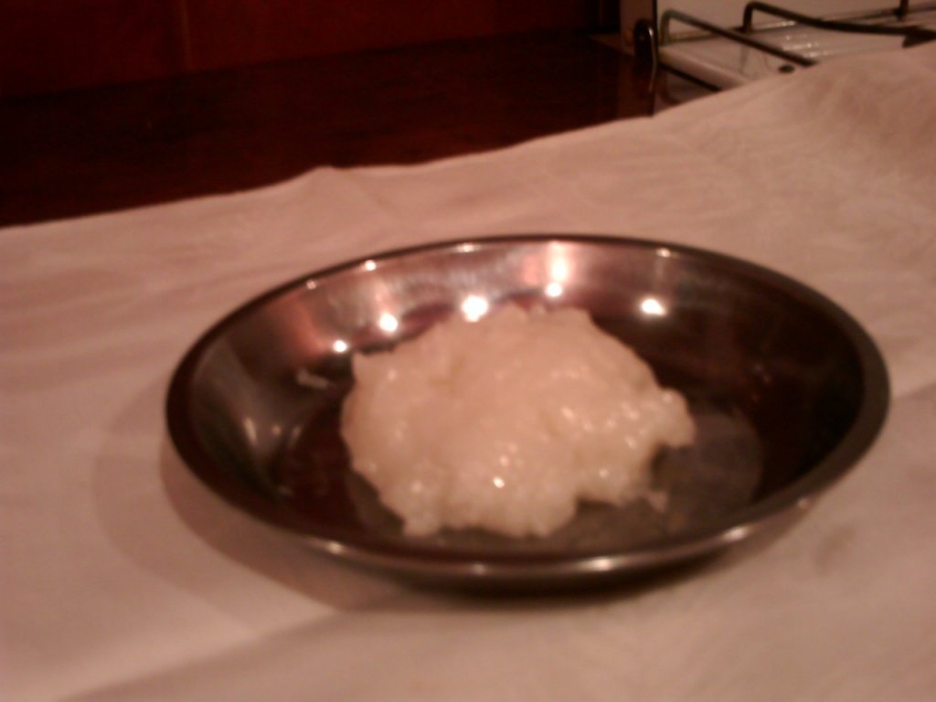 Cartofi la cuptor cu ceapa si crema de usturoi