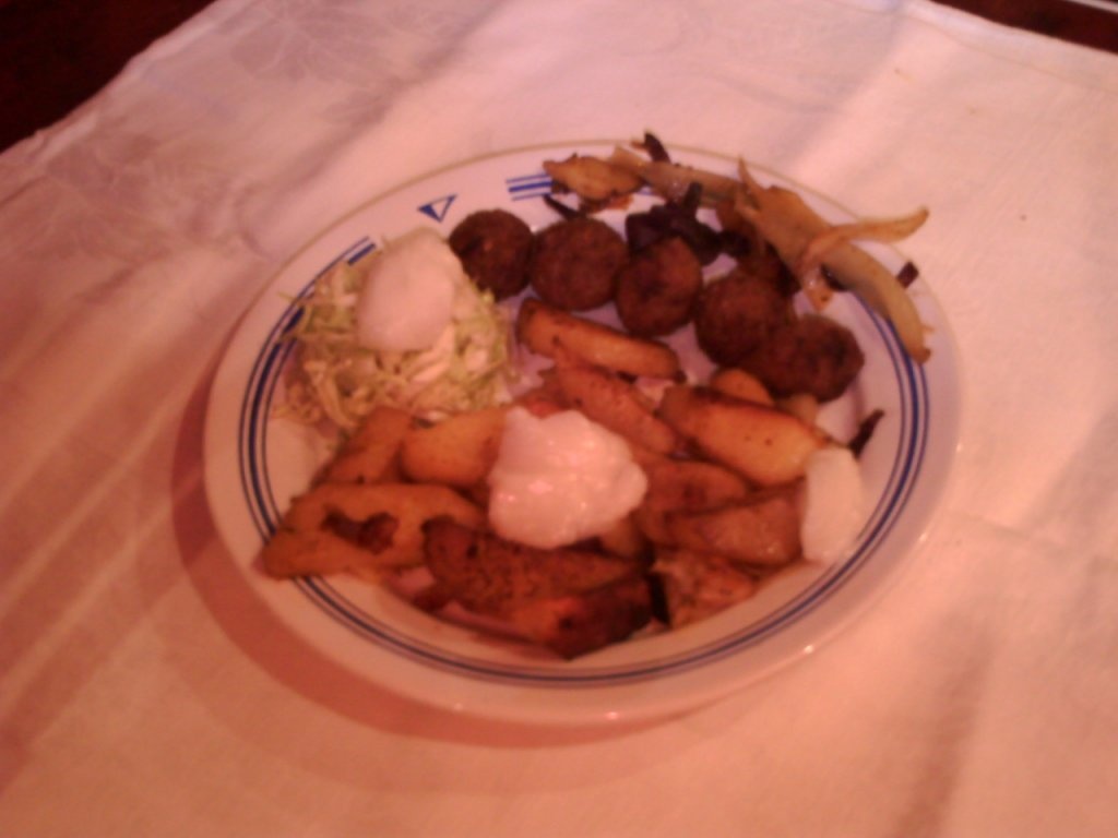 Cartofi la cuptor cu ceapa si crema de usturoi