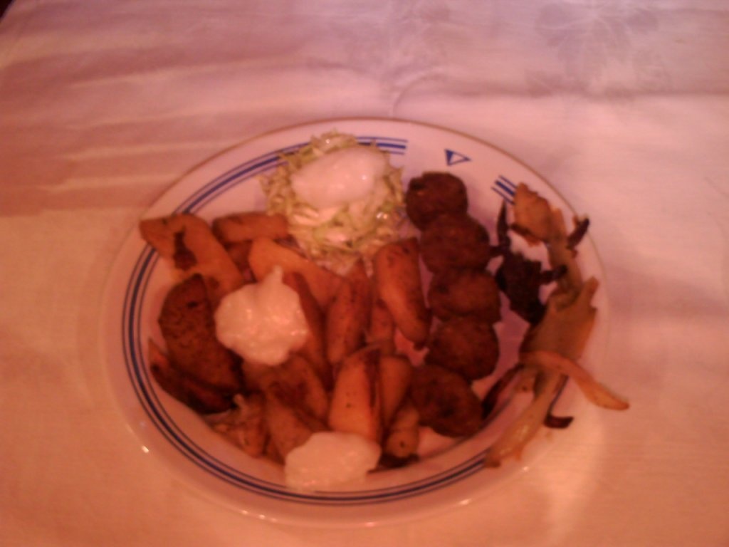 Cartofi la cuptor cu ceapa si crema de usturoi