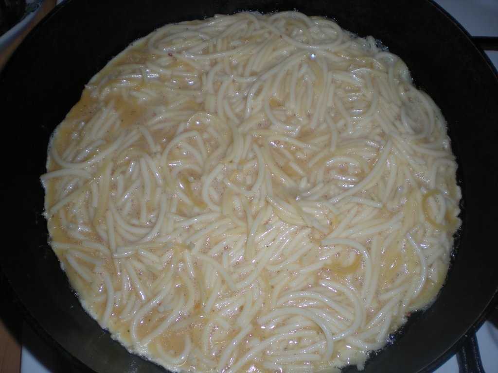 Omleta cu spaghetti