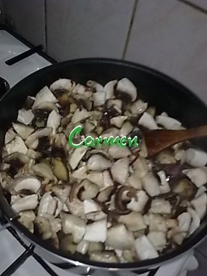 Tocanita de ciuperci cu ceapa verde si usturoi verde