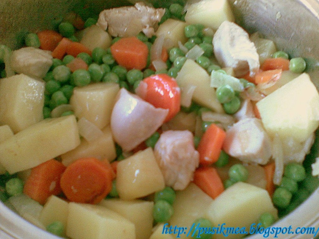 Mancarica de mazare cu cartofi si piept de pui