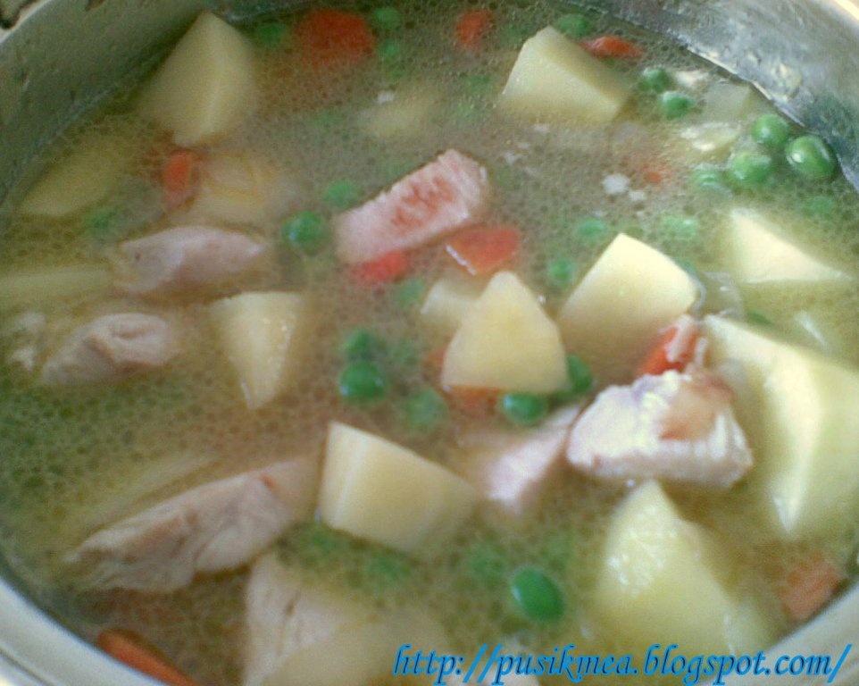 Mancarica de mazare cu cartofi si piept de pui