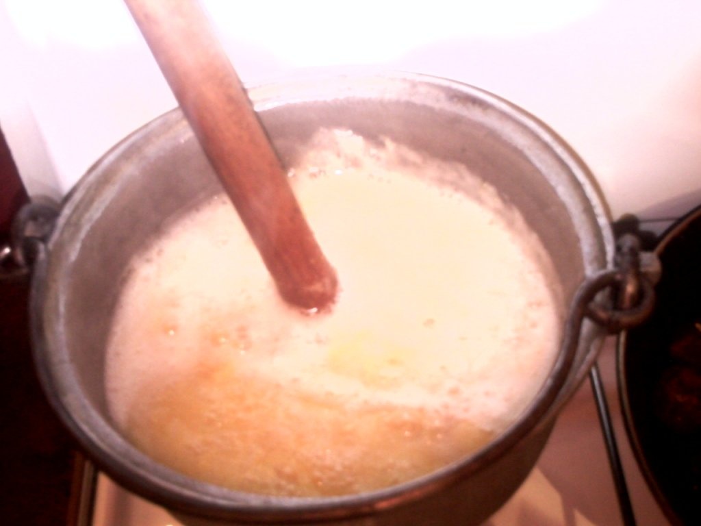 Mamaliga cu intinsoare de carnat