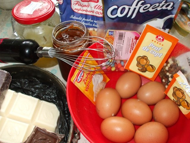 Tort de ciocolata cu blat de caise