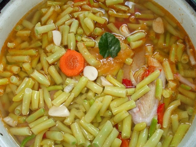 Pui la cuptor cu fasole verde