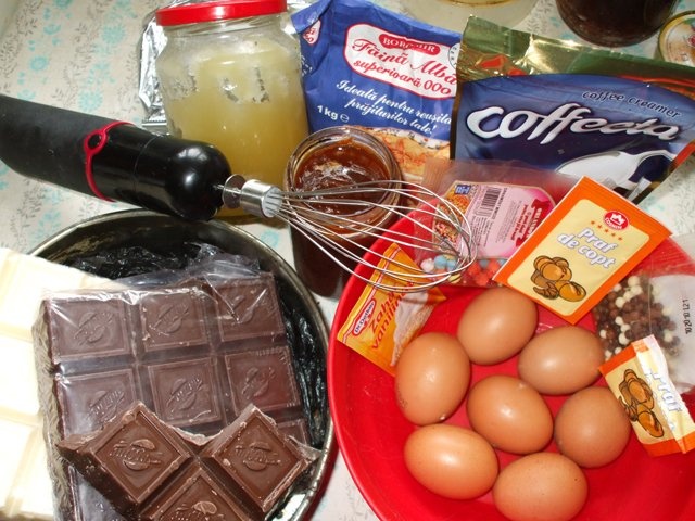 Tort de ciocolata cu blat de capsuni