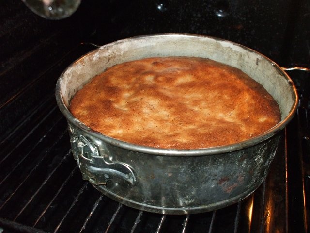 Tort de ciocolata cu blat de capsuni