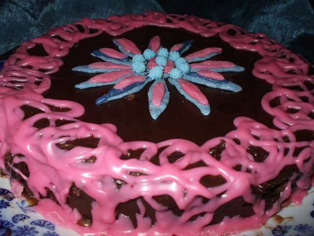 Tort de ciocolata cu blat de capsuni