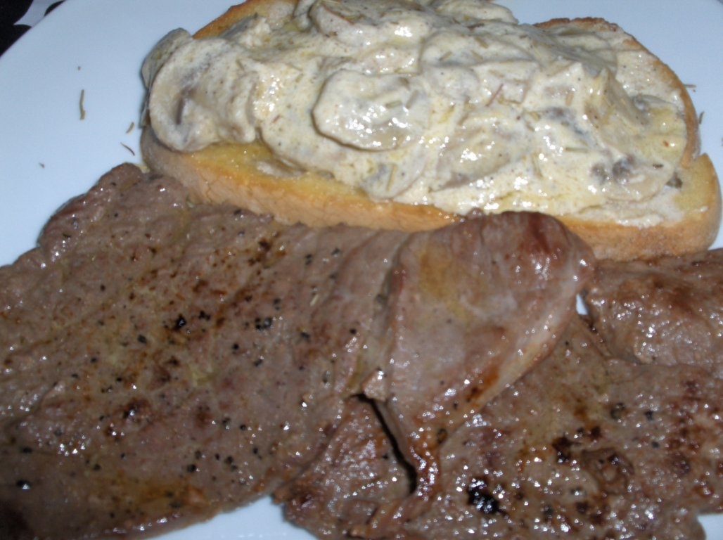 ´´Bife flambe´´ cu sos de ciuperci