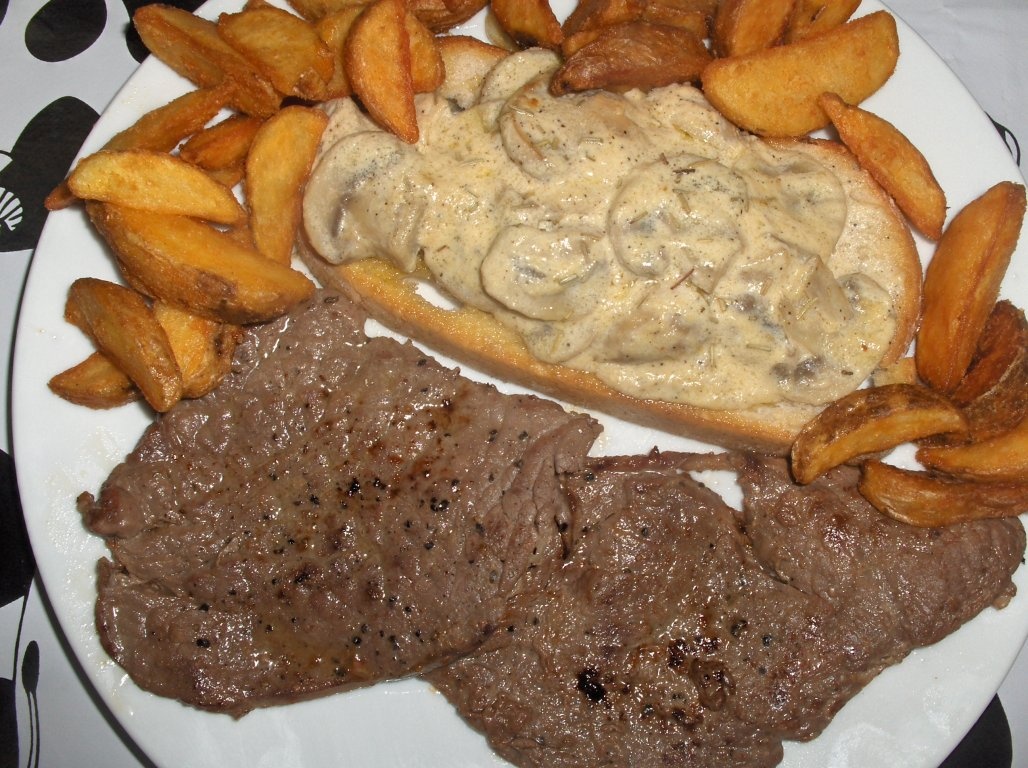 ´´Bife flambe´´ cu sos de ciuperci