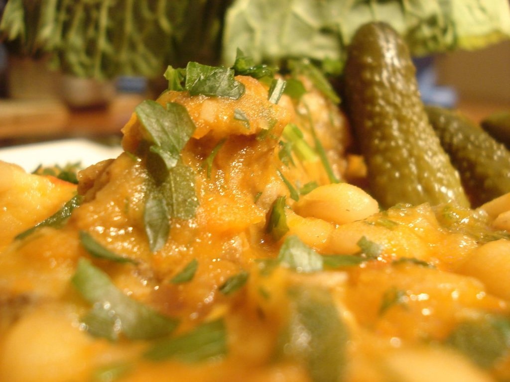 Fasole scazuta cu coaste de porc