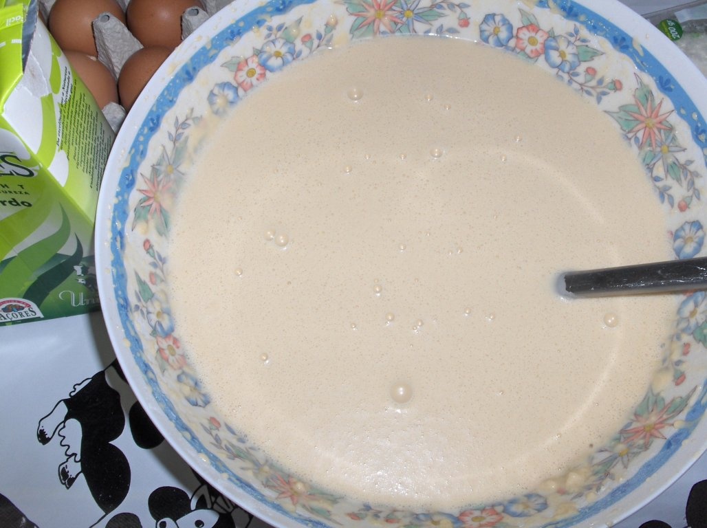 Clatite de branza dulce si stafide imbatate la cuptor(reteta portugheza)