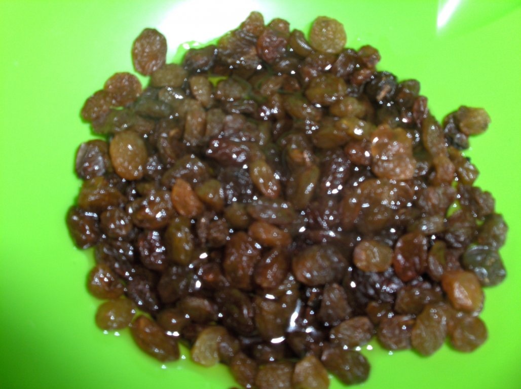 Clatite de branza dulce si stafide imbatate la cuptor(reteta portugheza)