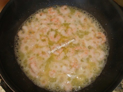 Orez rosu si alb cu legume si creveti