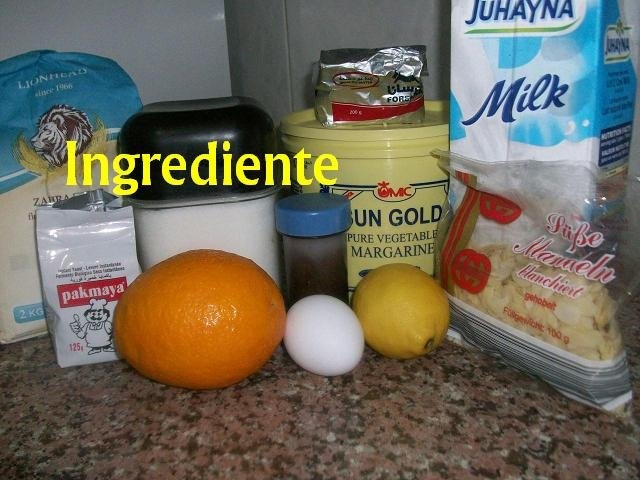 Prajitura din aluat dospit,cu fulgi de migdale