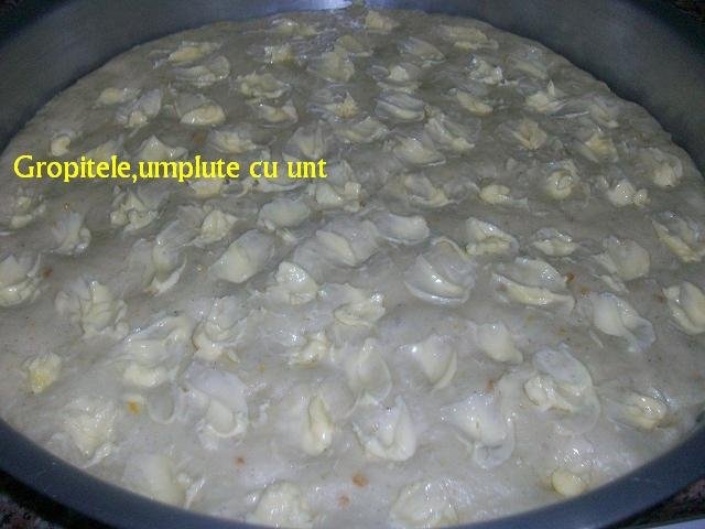 Prajitura din aluat dospit,cu fulgi de migdale