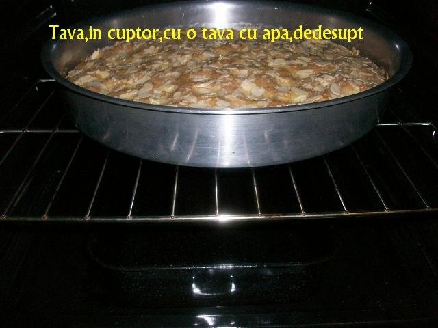 Prajitura din aluat dospit,cu fulgi de migdale