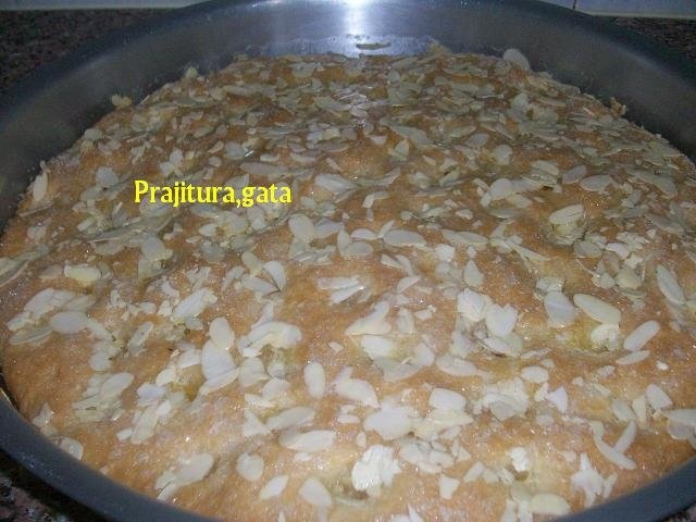 Prajitura din aluat dospit,cu fulgi de migdale