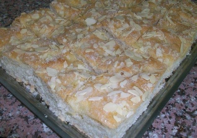 Prajitura din aluat dospit,cu fulgi de migdale