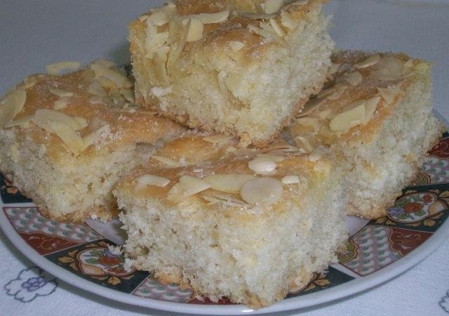 Prajitura din aluat dospit,cu fulgi de migdale