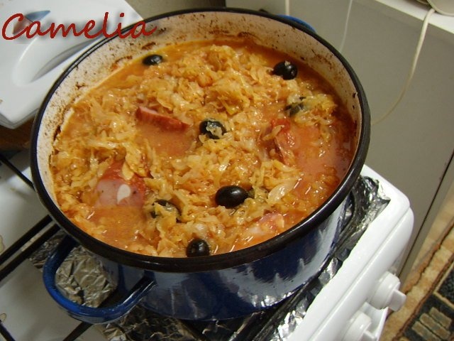 Varza acra cu afumatura si masline negre