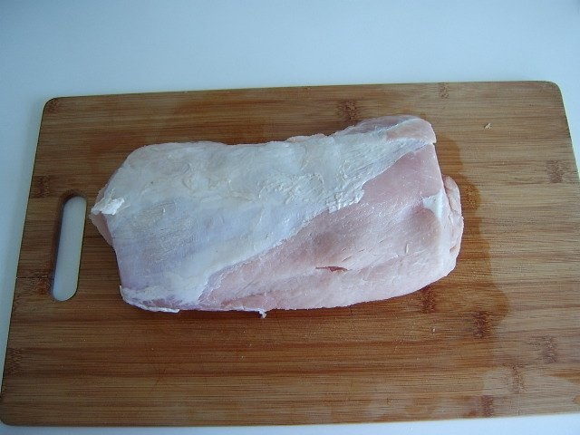 Rulada din muschi de porc umpluta cu ciuperci, morcovi si ceapa