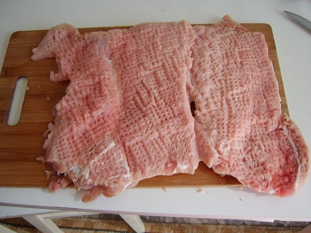 Rulada din muschi de porc umpluta cu ciuperci, morcovi si ceapa